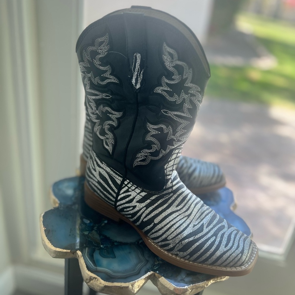 Girls cowboy 👢 boots color black and silver sparkle. Fancy design • Size 3